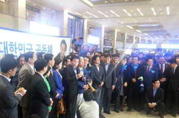 29일 입국한 손학규 민주당 전 대표가 인천공항에서 기자회견을 열고 생각을 밝히고 있다.