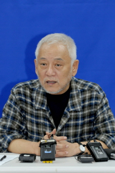 김한길 대표가 광주시의회에서 기자회견을 갖고 “새누리당과 경쟁력으로 싸워 이길 수 있는 정당으로 발돋움할 수 있도록 최선의 노력을 기울이겠다”고 밝히고 있다.