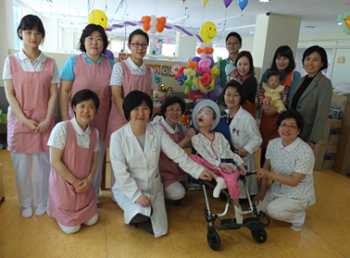 병원장과 자원봉사자가 함께