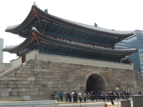 단청이 벗겨지는 현상이 나타나 논란이 일고 있는 국보1호 숭례문이 웅장한 모습으로 시민들을 맞고 있다.