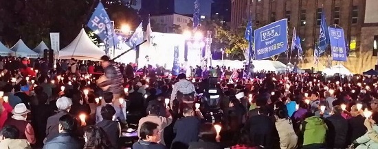 19일 오후 민주당은 서울광장에서 민주주의 회복과 국정원 개혁촉구 제8차 국민결의대회를 열고 박근혜 정부의 공약후퇴와 남재준 국정원장의 국내 정치개입을 비판했다.