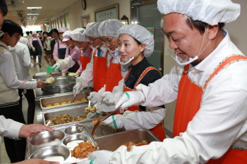 민주당 오일용 후보 부부가 향남중학교를 방문해 무상급식 배식봉사 펼치고 있다.