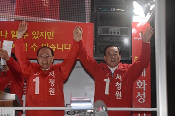 서청원 훕보가 29일 오후 7시 30분 향남 홈플러스 앞에서 항우여 대표와 함께 유세를 펼치고 있다.