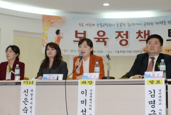 이날 토론의 좌장을 맡은 이미성 시의원(가운데)이 발언하고 있다.