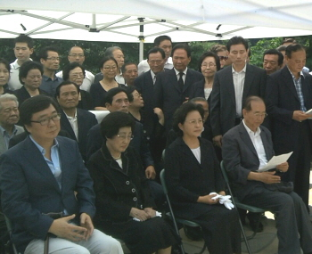 지난 8월 13일 오전 동작동 국립현충원에서 열린 고(故) 김대중 전 대통령의 '도쿄 피랍' 생환 40주년 기념미사에 참석한 이희호 여사(왼쪽에서 두번째)