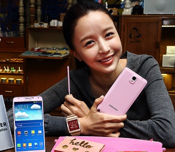 11월 9일(토) 한남동에 위치한 비이커 플래그쉽 스토어에서 핑크 스페셜 패키지와 함께 모델이 제품을 선보이고 있다. (사진제공 삼성전자).