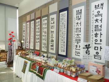 전시되는 여성교양대학 작품