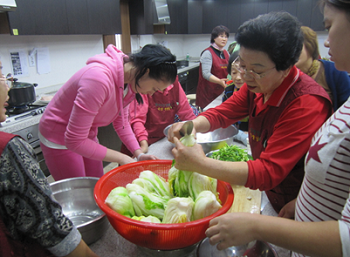지난 14일 강의실(대림동 원광디지털대학교)에서 손맛선생님과 다문화가정 주민이 함께한 김장 수업 모습