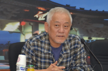 지난 9월 28일 오후 전주시청 회의실에서 전북 시국선언 교수와의 간담회를 갖고 있는 김한길 대표 (영등포시대 DB)