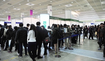 대입박람회 건국대 부스 상담 기다리는 긴 줄 (Ⓒ건국대학교)