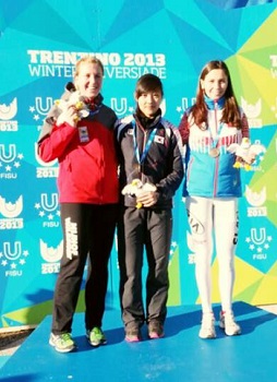  제26회 트렌티노동계유니버시아드대회에서 금메달을 수상한 김보름 선수(가운데)