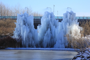 청계천에 만들어진 대형 빙탑