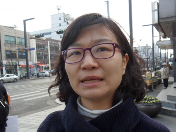 박근혜 대통령의 사과를 주장한 진보정당 영등포구위원회 이윤진 위원장