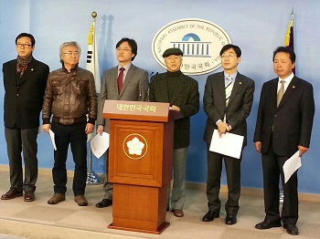 한국교육의원총회가 교육의원 일몰제 폐지 및 교육감 교육경력 부활 등 올바른 교육자치법 개정을 촉구하는 긴급 기자회견 열고있다.