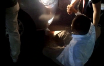 상인이  단속에 항의하며 자해소동을 벌이고 있다