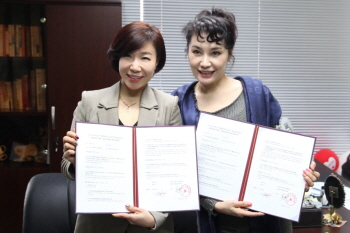 더브엔터테인먼트 이은주 대표(왼쪽), 중한명인협회골프클럽 사무총장 조안장(오른쪽) (&copy;더브)