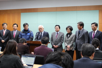 이에 앞서 김한길 대표는 기자간담회를 직후 질의응답을 시간을 갖고 개혁공천, 사무총장의 호남에서의 3선 제한 발언 등에 대한 질문에 답변하고 있다.