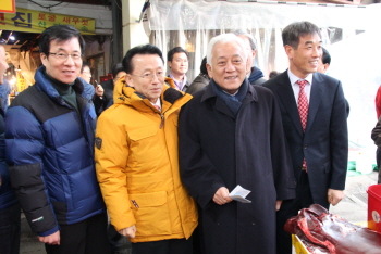 전주 남부시장을 방문한 김한길 대표와 신경민 최고위원