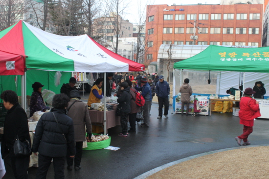 직거래장터가 열리고 있는 영등포구청 앞 당산공원