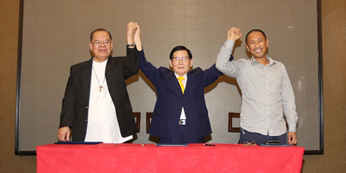  이만희 대표(가운데)와 가톨릭 대표자(페르난도 카펠라·Fernando R. Capalla, 민다나오 다바오 前 대주교, 맨 좌측)와 이슬람 대표자(이스마엘 망구다다투·Esmael G. Mangudadatu, 민다나오 이슬람 자치구 마귄다나오 주지사, 맨 우측)가 전쟁종식·세계평화를 다짐하며 손을 맞잡고 있다. (사진제공 하늘문화 세계평화광복 )