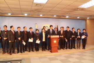 국회본관 기자회견실에서 ‘안철수신당의 서울시의원 빼가기 중단 촉구’ 기자회견을 열고 있는 서울특별시의회 민주당 소속의원