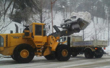 강서구 제설지원단, 본격 작업 시작-지난 17일 오전 출발한 강서구 긴급제설지원단이 도착 후 강릉시 일원 주요 간선, 지선도로에 쌓인 눈을 치우고 있다. &copy;강서구