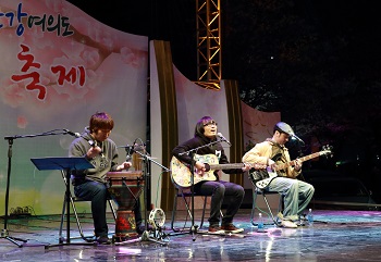 2013년 열린 ‘한강 여의도 봄꽃축제’에서의 공연 모습  
