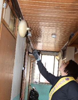 쪽방촌 화재취약 주거시설에 대해 집중점검을 벌이고 있는 점검팀