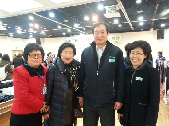 교복나누기 행사를 주최한 박계석 여성단체협의회장( 왼쪽에서 두번째)와 구 남궁양림 가정복지과장(오른쪽 첫번째).