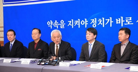 “박근혜 대통령이 변하지 않는다면 국민의 고통은 더 커질 수밖에 없다. 국민은 불행하고 국가의 보다 나은 미래는 꿈꿀 수 없을 것이다.”고 밝히고 있는 민주당 김한길 대표