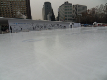 서울광장 스케이트장이 개장준비를 끝내고 시민들을이 입장하기를 기다리고 있다.(2013년 2월 5일 오전)
