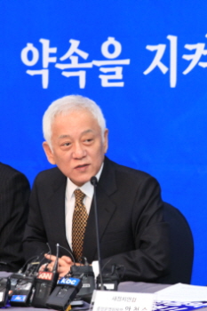 김한길 민주당 대표는 지난 20일(목) 국회 귀빈식당에서 정치권, 시민사회 공동기자회견을 열고 ‘기초선거 정당공천 폐지 등을 촉구했다.