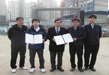 국민권익위원회 황해봉 고충민원심의관(가운데)이 2월 28일 오후 고양 원흥지구 4블럭 통학로 조기개설방안에 합의한 후 민원인 등 관계자들과 공사현장에서 사진촬영을 하고 있다. &copy;권익위