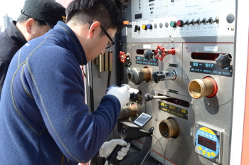 영등포소방서가 21일 특수소방차에 대한 정밀점검을 실시하고 있다.