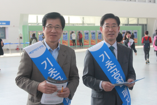 신경민, 양승조 최고위원이 ‘정당공천 폐지를 위한 범국민서명운동’홍보 활동을 벌이고 있다.