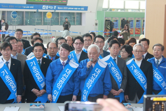 김한길 대표는 ‘기초선거 정당공천 폐지를 위한 범국민서명운동’ 전개에 앞서 기자회견을 갖고 ‘박근혜 대통령’과 ‘새누리당’을 향해 ‘기초선거 정당공천 폐지’공약을 이행하라고 촉구했다.