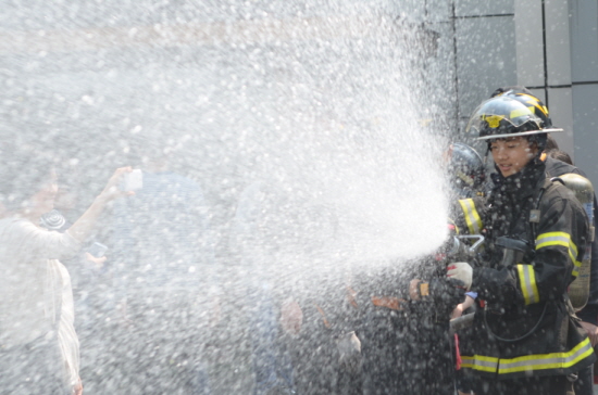 소방관 진로체험교실에 참여한 윤중중학교 1학년 학생