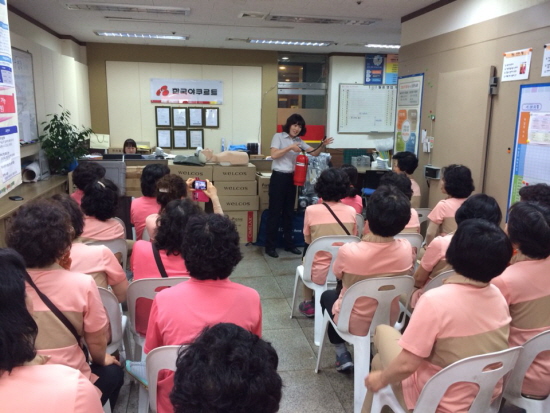 28일 야쿠르트 배달 종사자들이 서여의점에서 안전지킴이 교육을 받고 있다.   &copy;영등포소방서 