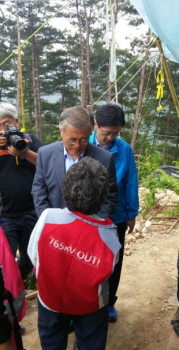 8일 오후 문재인 의원이 주민들과의 대화를 위해 밀양송전탑 농성장 움막에 들어서고 있다.