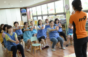  남서울어린이집 보육교사 들이 심폐소생술 체험교육을 받고 있다.  &copy;영등포소방서 