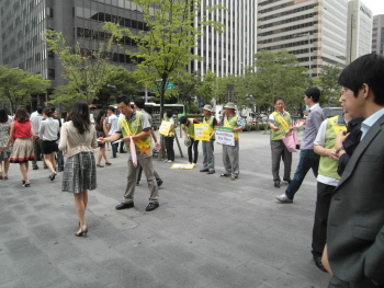  2014년 5월 26일 관계자들이 금연캠페인을 벌이고 있다. &copy;영등포구