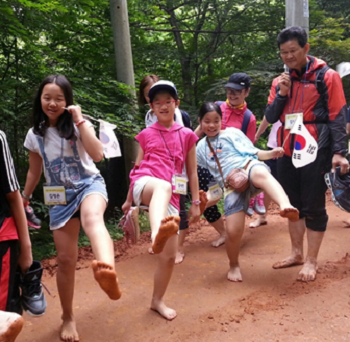 지난 6월 대전 계족산 황톳길 걷기 체험  &copy;영등포구