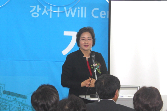 조현섭 ‘강서 I Will Center’ 장은 인사말을 통해 “청소년들을 행복하게 하고 싶다고 밝히고 있다.