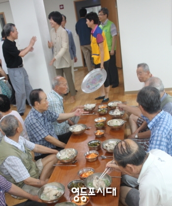 김영주(새정치민주연합) 국회의원(뒤쪽 서 있는 사람 두 번째)과 이금순 도림동 자원봉사협회회장(세 번째 황색 옷)이 이날 행사에 참석한 어르신과 대화를 나누고 있다.