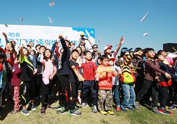 2013 한강 종이비행기대회  Ⓒ서울시