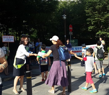 8/26(화), 영문초등학교 앞에서 구청 직원이 교통법규위반 행위 홍보물을 배포하고 있다. Ⓒ영등포구
