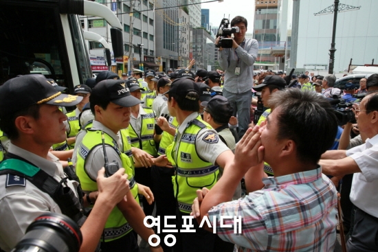 새정연 의원들이 탄 버스가 경찰과 보수단체들에 의해 멈춰있다.