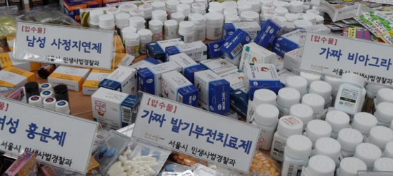 시는 수사과정에서 발견된 ▴판매전단지 20,000여 장 ▴비아그라 1,300정 ▴시알리스 822정 ▴아드레닌 600정 ▴여성흥분제 50개 ▴사정지연제 57개 ▴복용설명서 등 총 2만3천여 점(정품시가 약 2천만원 상당)을 압수했다.