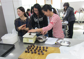  2014. 상반기 결혼이민자 제과·제빵 교육 모습  &copy;영등포구