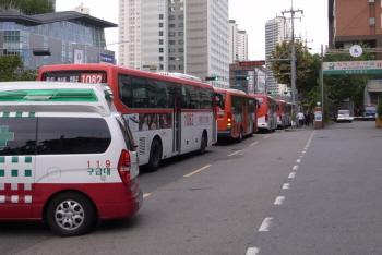 영등포소방서 소방차고 앞에 일렬종대로 버스가 주․정차를 하고 있어 신속출동에 장애가 되고 있다.
